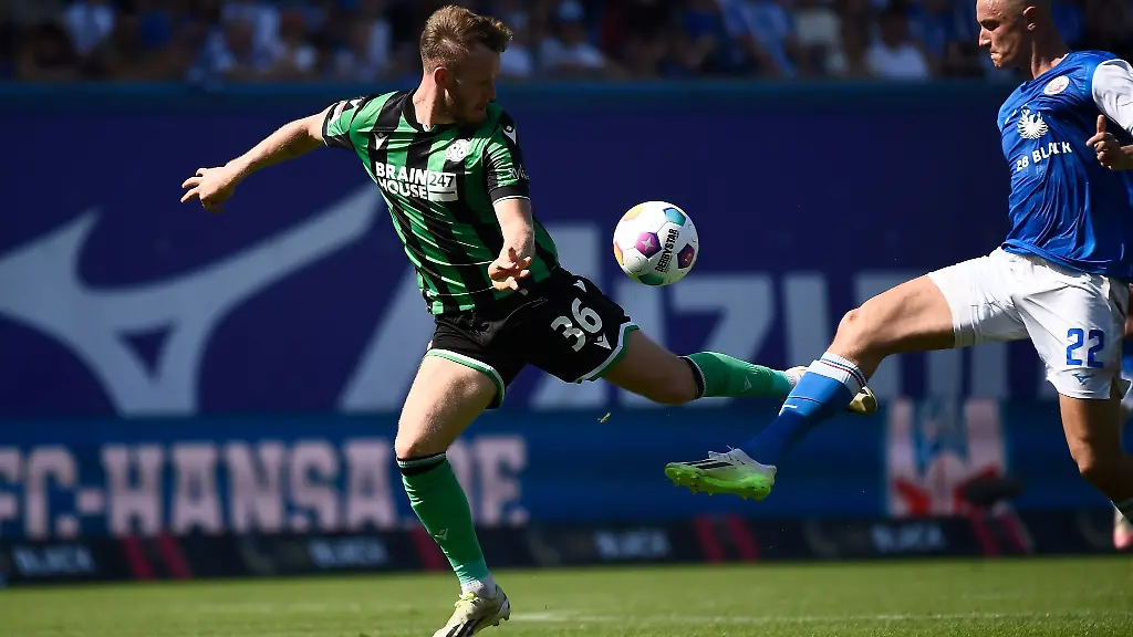 Hannovers-Cedric-Teuchert-l-r-und-Rostocks-Jasper-Van-Der-Werff-kaempfen-um-den-Ball