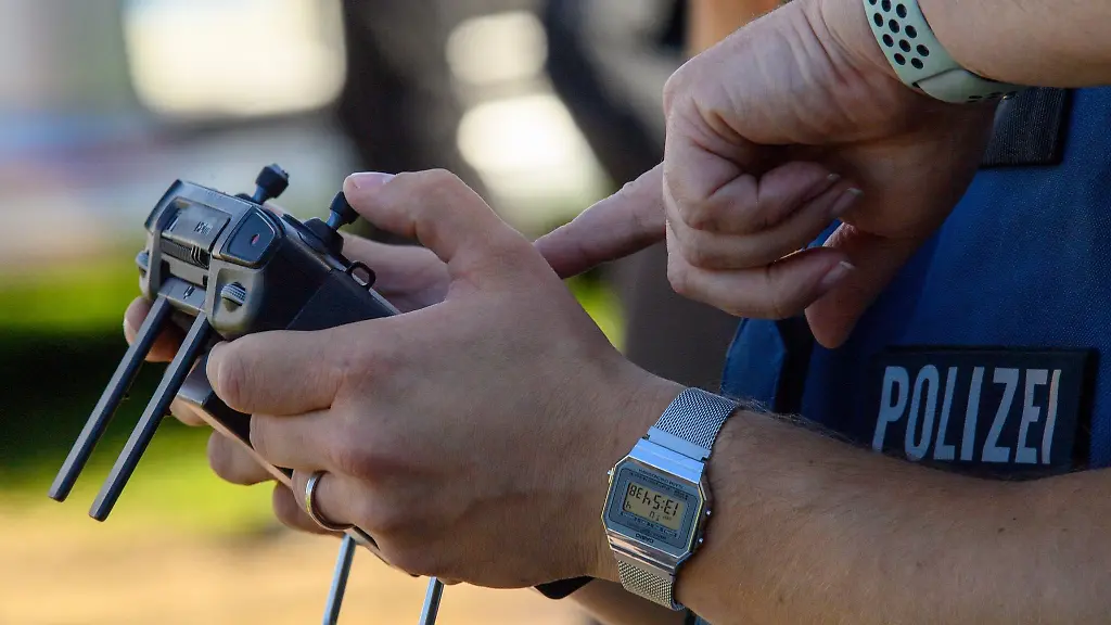 Ein-Polizist-steuert-eine-Drohne