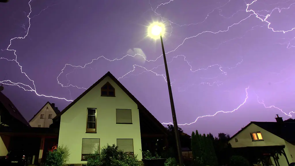 Zahlreiche-Blitze-sind-ueber-einem-Wohnhaus-zu-sehen