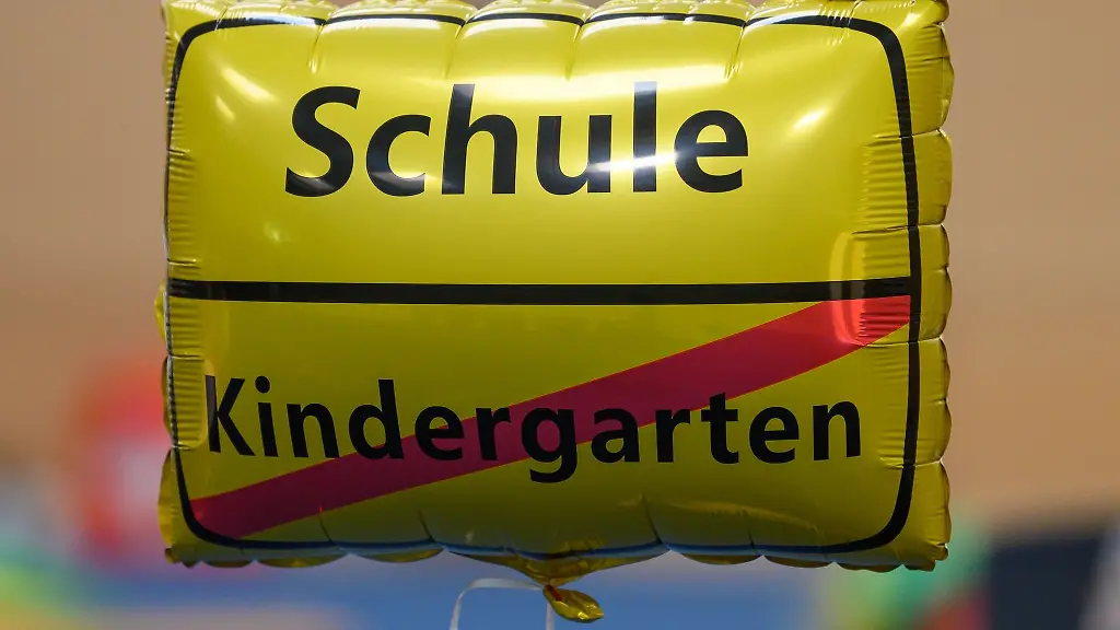 Ein-Luftballon-mit-der-Aufschrift-Schule-und-einem-durchgestrichenen-Kindergarten