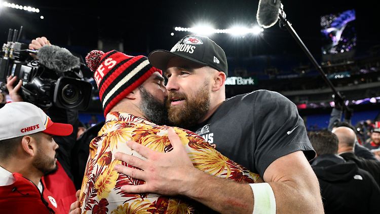 Jason und Travis Kelce (v.l.) haben ein enges Verhältnis - auch geschäftlich.