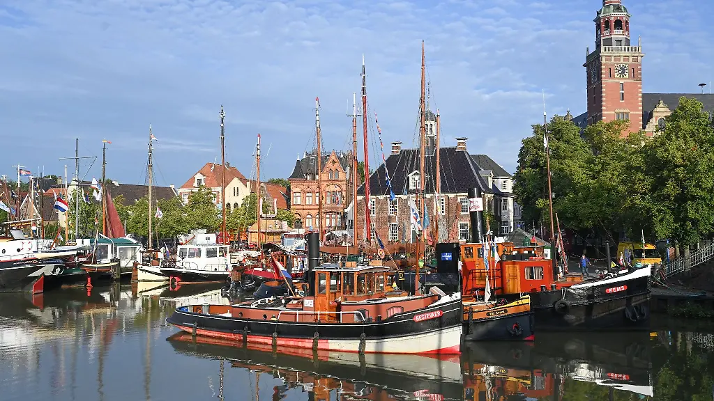 Historische-Schiffe-liegen-im-Hafen