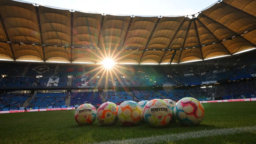 Die-Spielbaelle-der-Partie-liegen-auf-dem-Platz