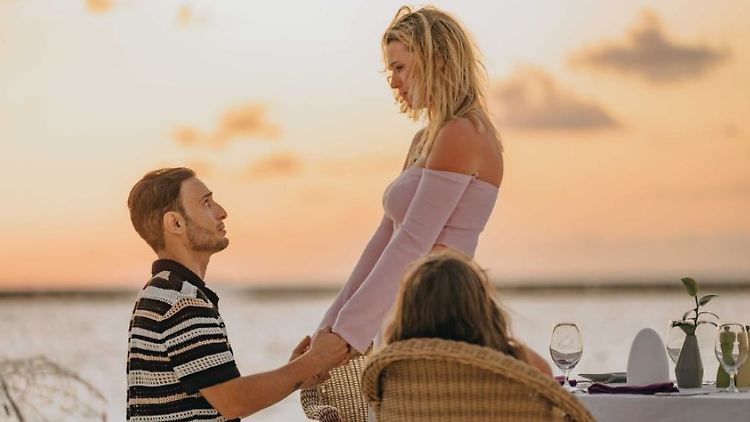 Antrag vor romantischer Kulisse: Timur Ülker und Caroline Steinhof.