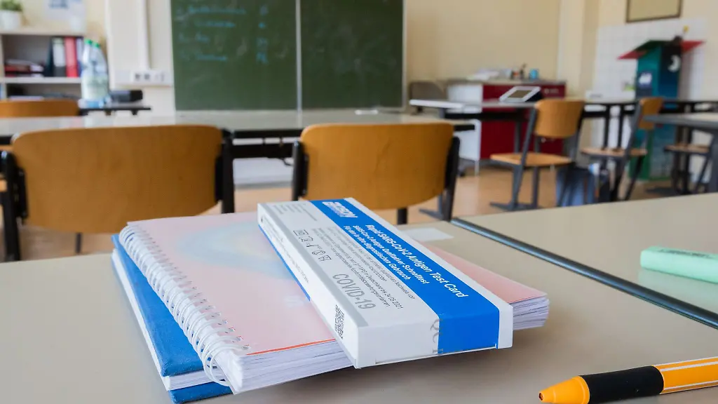 Ein-Corona-Selbsttest-liegt-am-Platz-eines-Schuelers-in-einem-Klassenraum-einer-Gesamtschule