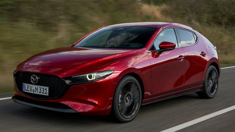 Hinter den schicken Scheinwerfergläsern des Mazda 3 verbirgt sich auf Wunsch LED-Matrix-Technologie.