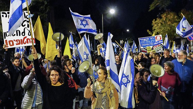 In Tel Aviv, Haifa und hier Jerusalem demonstrieren die Menschen gegen die Entlassung von Verteidigungsminister Joav Galant.