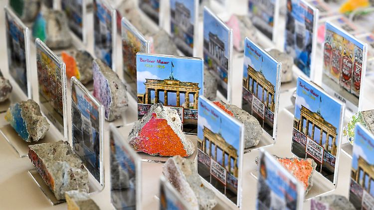 Ein echtes Stück Berliner Mauer, das wollen immer noch viele.
