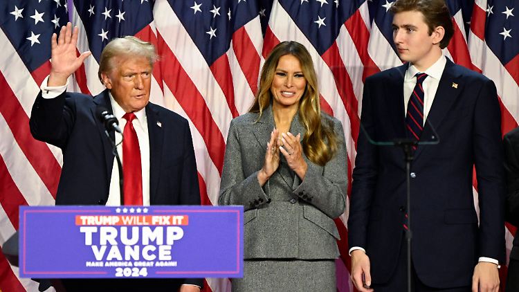 Melania Trump im Kreise ihrer Familie: links Donald Trump, rechts der gemeinsame Sohn Barron.