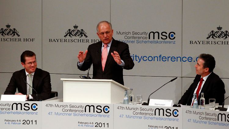 Verteidigungsminister Karl-Theodor zu Guttenberg, Konferenzleiter Wolfgang Ischinger und anders Fogh Rasmussen bei der Eröffnung.