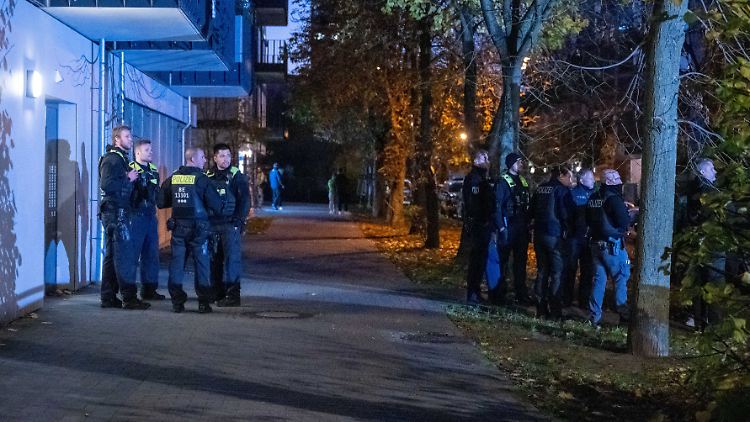 Polizisten ermittelten am Fundort der drei Leichen in Berlin.