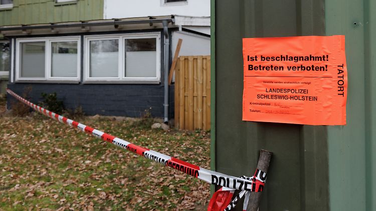 Die Polizei sperrte den Fundort der Kinderleiche ab.