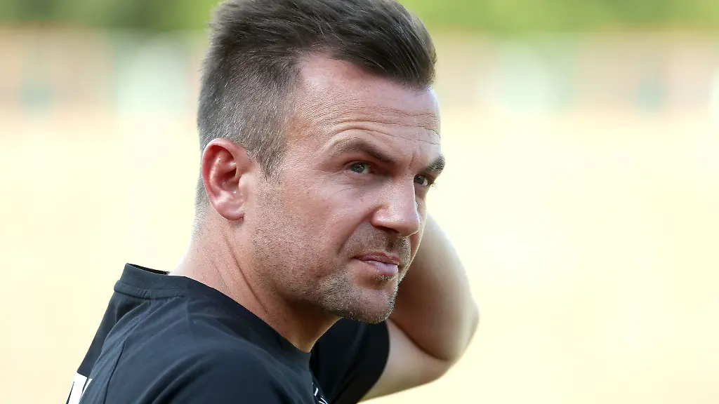 Augsburgs-Trainer-Enrico-Maassen-steht-vor-dem-Spiel-am-Spielfeldrand