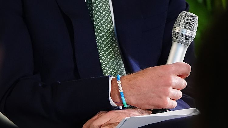 William setzt Statements - mit Krawatte und Freundschaftsbändchen.