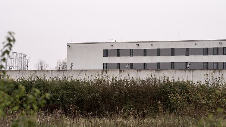 Auch gegen die frühere stellvertretende Leiterin der JVA Augsburg-Gablingen wird ermittelt.