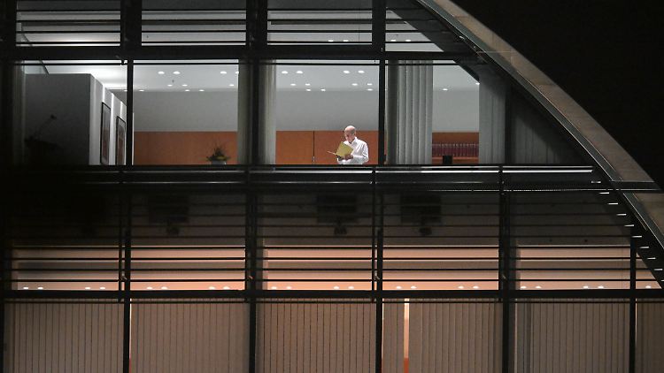 In der Geschichte der Bundesrepublik haben einige Kanzler und ihre Parteien diesen Weg in der Erwartung eingeschlagen, aus Neuwahlen gestärkt hervorzugehen.