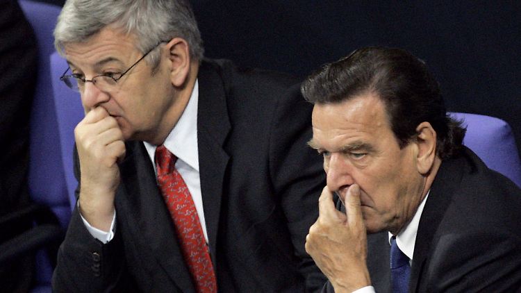 Ex-Kanzler Gerhard Schröder (vorn) und Ex-Außenminister Joschka Fischer verfolgen am 28.09.2005 im Bundestag in Berlin die Debatte. Die Abgeordneten waren zum letzten Mal vor der Konstituierung des neuen Bundestages zusammengetreten.
