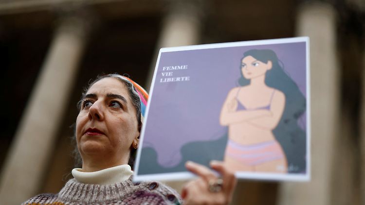 Nach der Aktion war der Verbleib der Frau zunächst unklar. In vielen Ländern zeigten sich andere Frauen solidarisch.