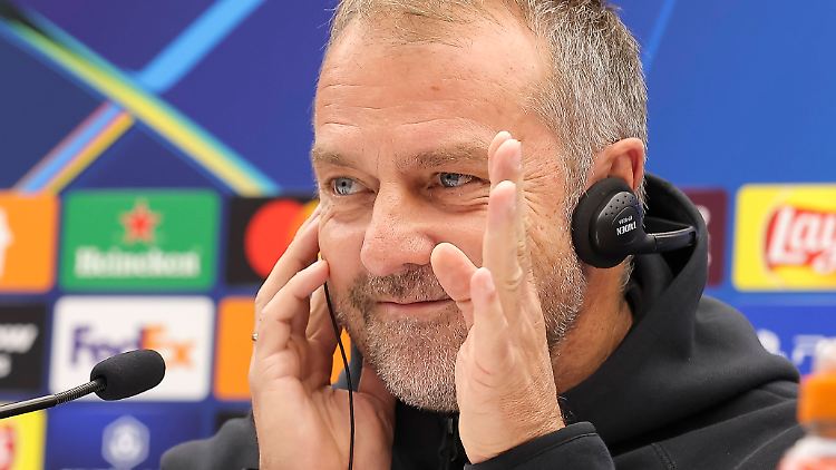 Hallo Fußballwelt! Hansi Flick hat richtig Spaß mit seinem FC Barcelona.