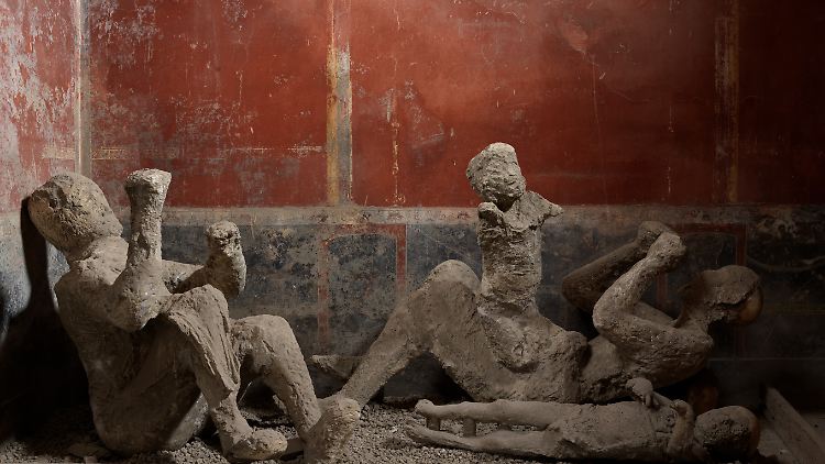 Pompeji war in der Antike eine Hafenstadt am Golf von Neapel, die beim Ausbruch des Vesuvs verschüttet wurde. Die Vulkanasche konservierte  fast alles.