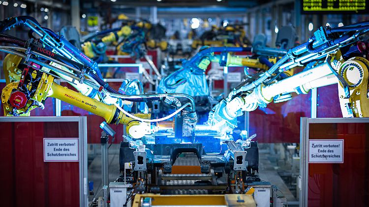 Wegen der schwächelnden Autoindustrie drosseln Unternehmen ihre Produktion überraschend stark.