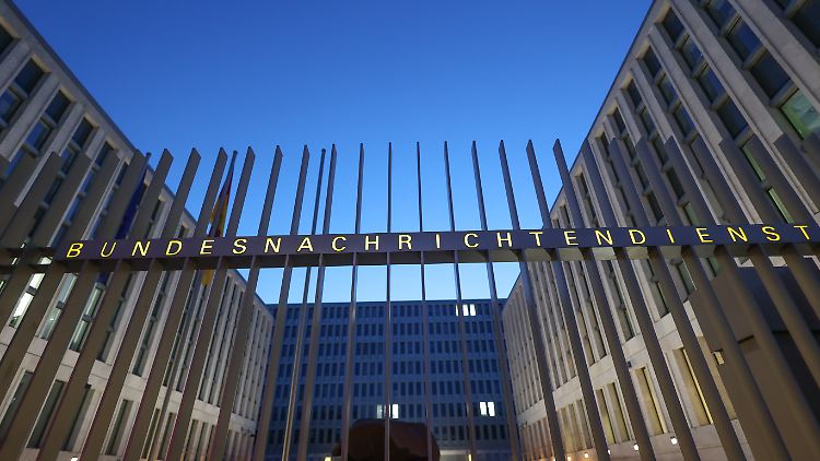 Der BND darf nach bestimmten Begriffen im Kommunikationsverkehr ins Ausland suchen. Diese sind nicht streng genug definiert, urteilte das Gericht.