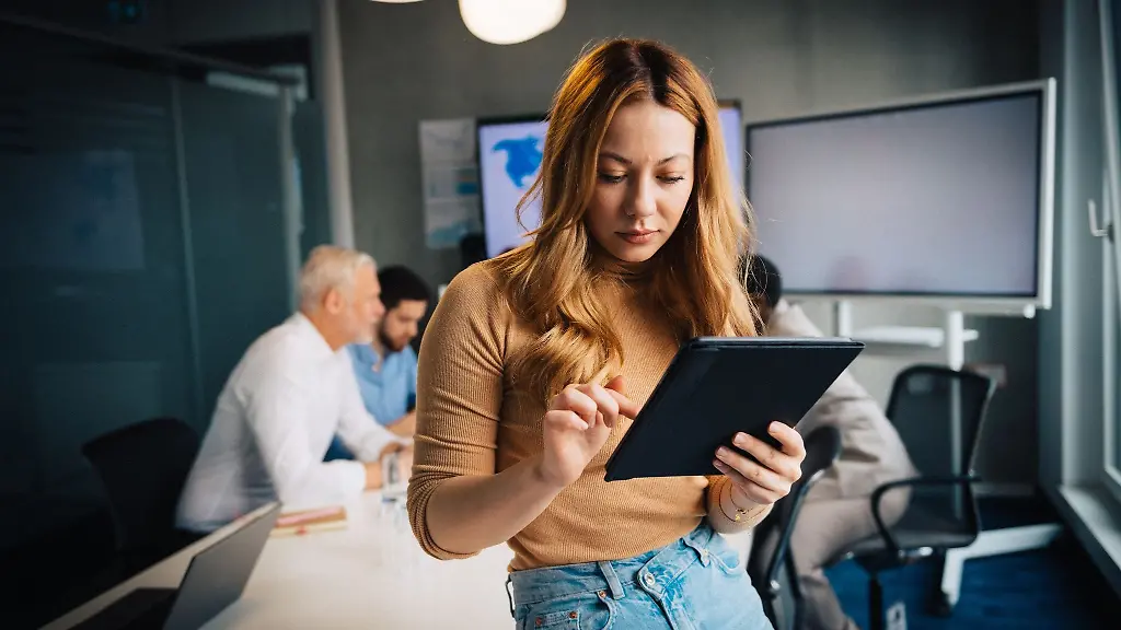 Illegale-Machenschaften-des-eigenen-Arbeitgebers-melden-Das-erfordert-oft-Mut