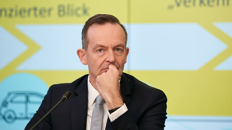 Als Verkehrsminister versuchte Wissing, Reformen sowie Investitionen in Schienen, Straßen und Brücken voranzutreiben. 