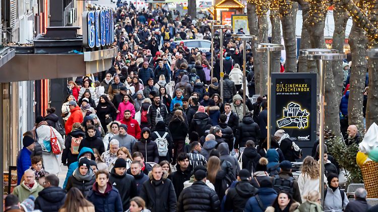 Konsumforscher fürchten, dass das Aus der Regierung die Umsätze im Weihnachtsgeschäft dämpfen könnte.