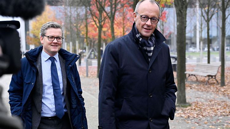 Oppositionschef Merz (r. mit seinem Sprecher) hatten sich offenbar nicht allzu viel mit Kanzler Scholz zu sagen.
