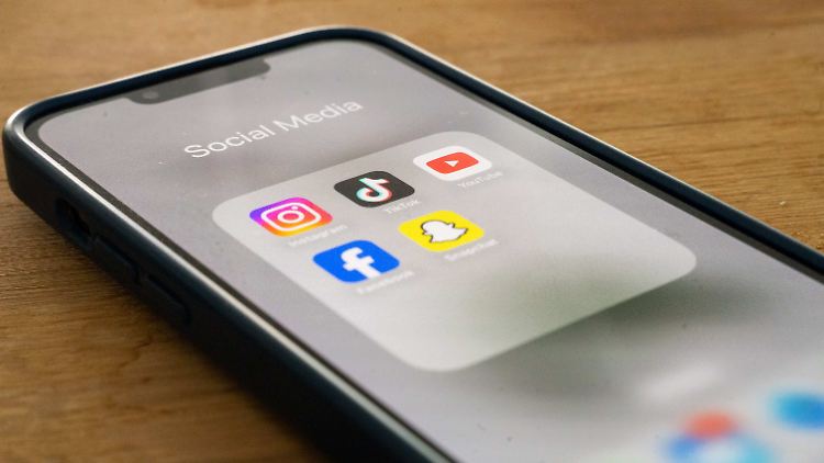 Auch Kinder nutzen Instagram, Tiktok und Co. oft schon.
