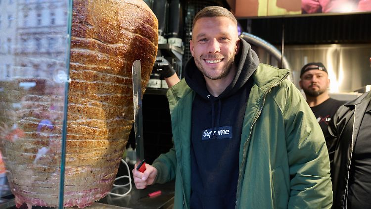 Im März freute sich Lukas Podolski noch über die Eröffnung seines ersten Döner-Ladens in Berlin.