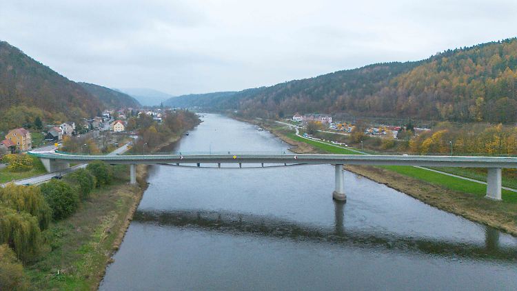 Die 270 m lange Elbbrücke im sächsischen Bad Schandau ist ab sofort gesperrt.
