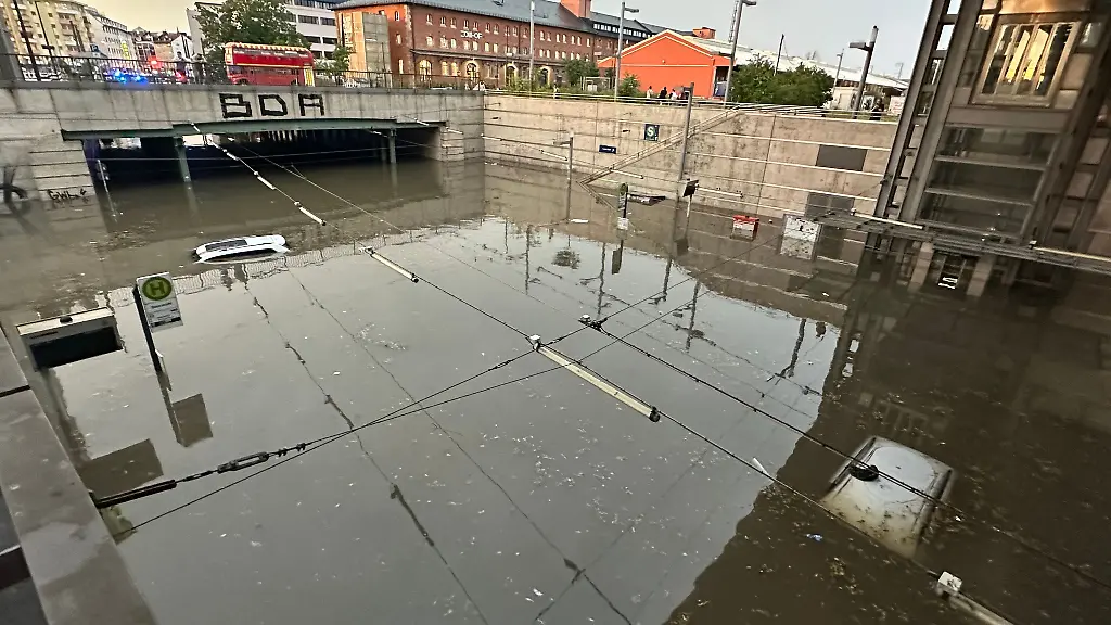 Eine-Strasse-an-einer-Unterfuehrung-ist-nach-dem-Unwetter-ueberschwemmt