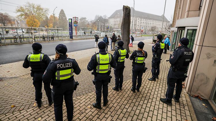 Vor dem Landgericht Essen stehen Polizisten während eines Protests anlässlich des Prozesses gegen Klima-Aktivist. 