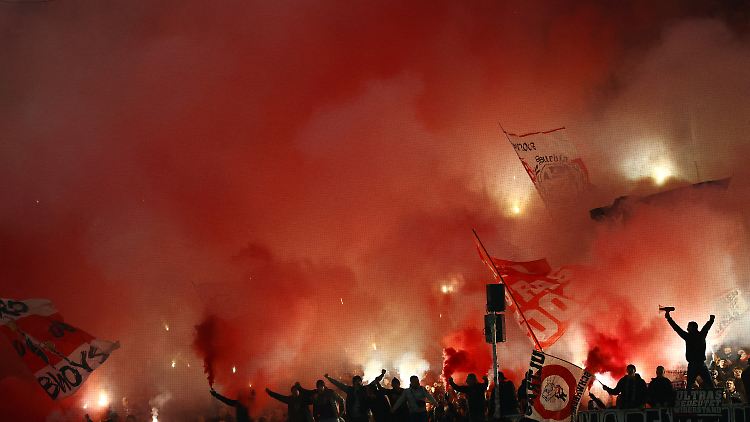 Fans zündeten Hunderte Brennkörper, heißt es von der Polizei.