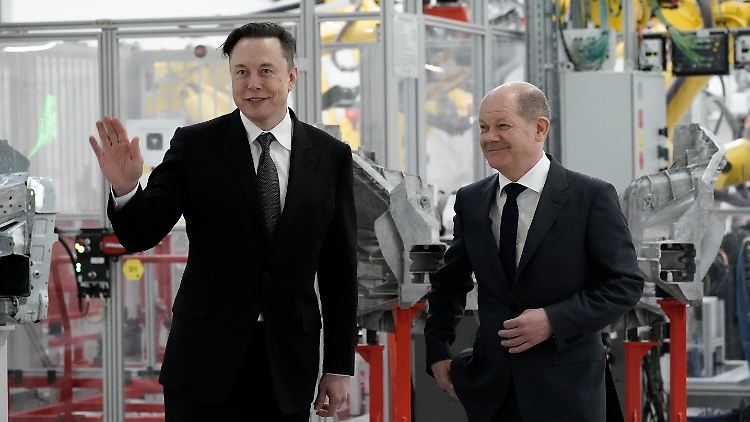 Zum Produktionsstart des Tesla-Werks in Grünheide herrschte zwischen Musk und Scholz noch gute Stimmung.