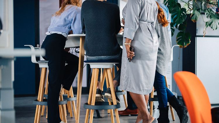 Krisenzeiten in Unternehmen schüren oft Sorgen wegen des Arbeitsplatzes, selbst wenn kein direkter Grund besteht.