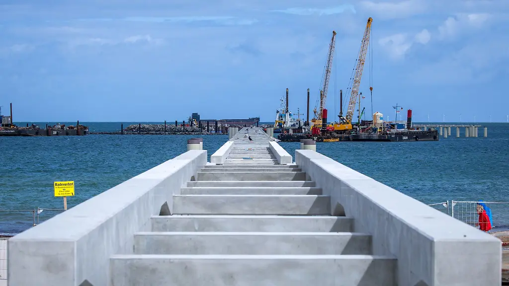 Die-Betonkonstruktion-fuer-die-zukuenftige-720-Meter-lange-Seebruecke-vor-dem-neuen-Inselhafen