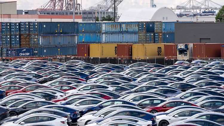 Im Vorjahresvergleich wurden 23.300 neue Teslas weniger in Deutschland zugelassen.