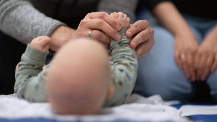 Für Männer ändert sich nach der Geburt eines Kindes auch viel, aber bei Frauen sei die Veränderung immer noch grundlegender und gravierender, sagen Expertinnen.