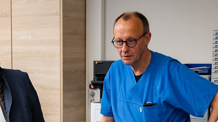 Friedrich Merz im April 2023 beim Besuch der Intensivstation im Klinikum Hochsauerland.