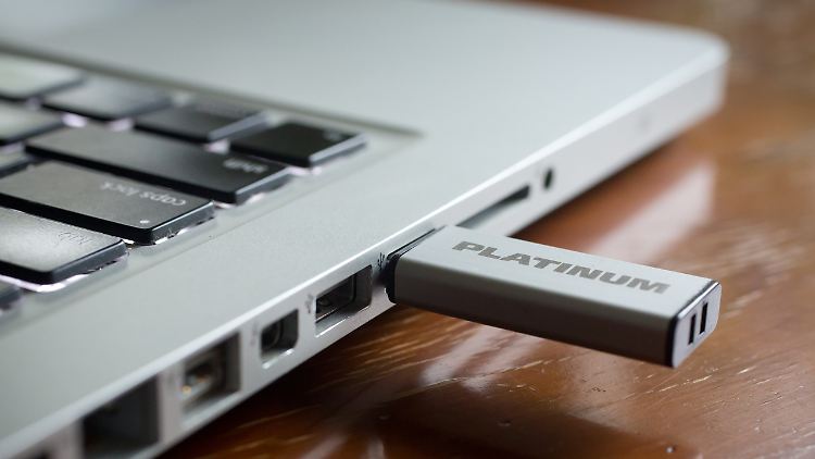 Allerhand USB-Sticks und andere Datenträger hat der IT-Mitarbeiter mit sensiblen Daten vollgepackt.