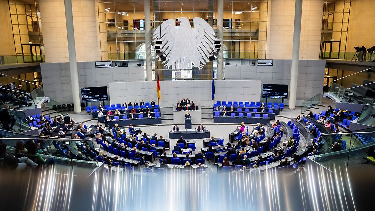 Bundeskanzler Scholz will Neuwahlen im März, die Oppositionsparteien wollen den Termin deutlich vorziehen.
