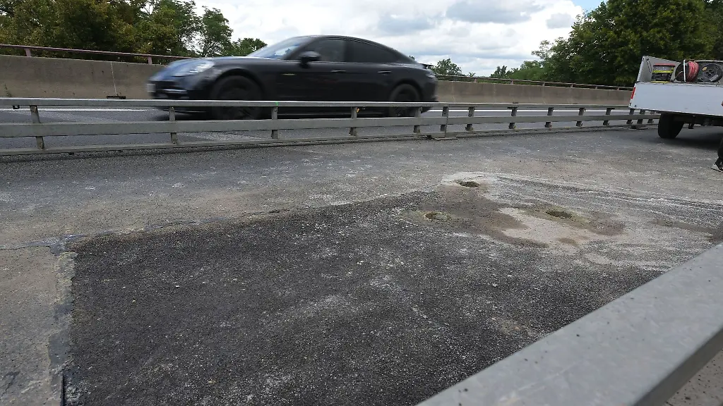 Im-Vordergrund-ist-eine-reparierte-abgesackte-Stelle-der-A10-zu-sehen