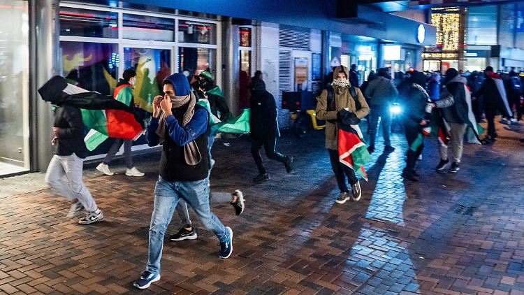 Propalästinensische Angreifer suchen gezielt nach israelischen Fußballfans.