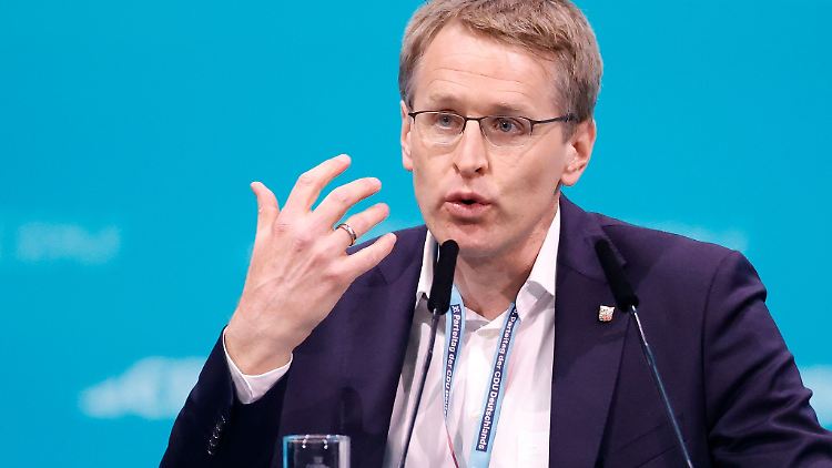 Daniel Günther übergibt den Sonder-Schulpreis an die Berufsschule für Hörakustiker und Hörakustik. (Archivbild)