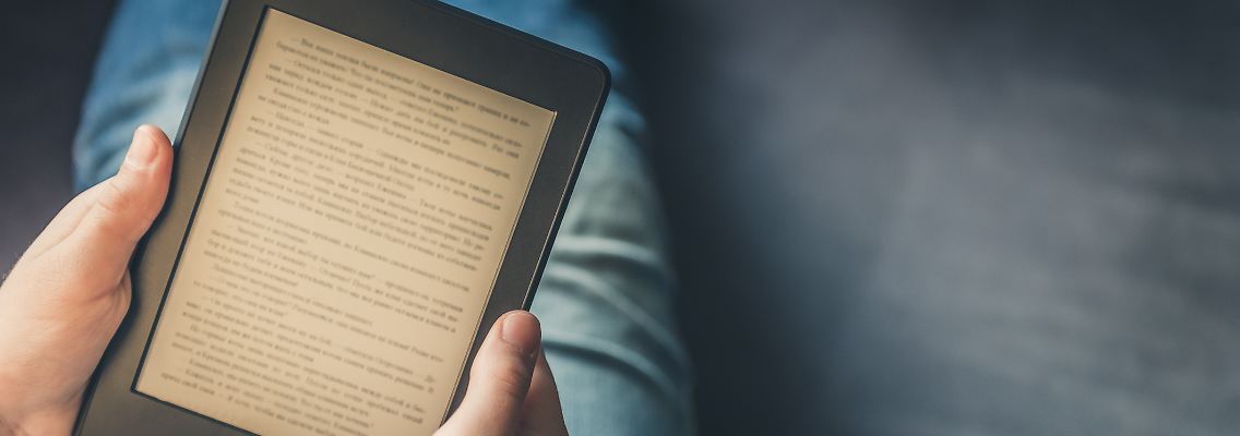 Klein und handlich: E-Book-Reader haben sich zur ernsthaften Alternative zum gedruckten Buch gemausert.