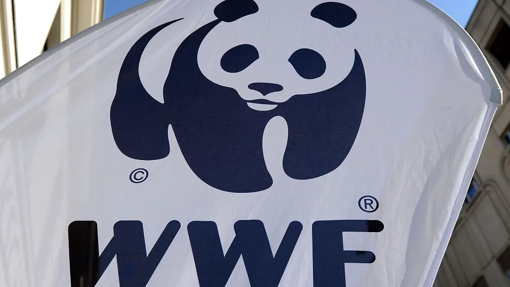Das-WWF-Logo-ist-auf-einem-Aufsteller-zu-sehen