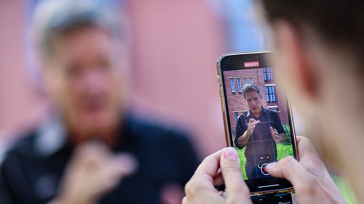 Habeck spricht oft und gerne zu seinen Zuschauern auf Instagram.